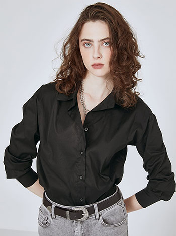 Πουκάμισο με ανοίγματα στο πλάι, κλασικός γιακάς, κλείσιμο με κουμπιά, καμπύλη στο τελείωμα, μαυρο