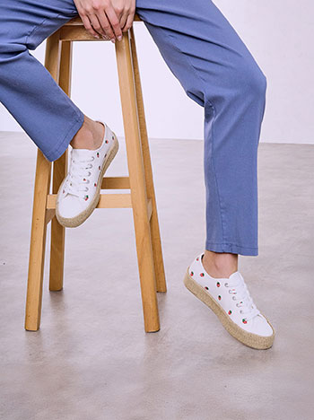 Sneakers με κεντητές φράουλες SQ1592.A386+1