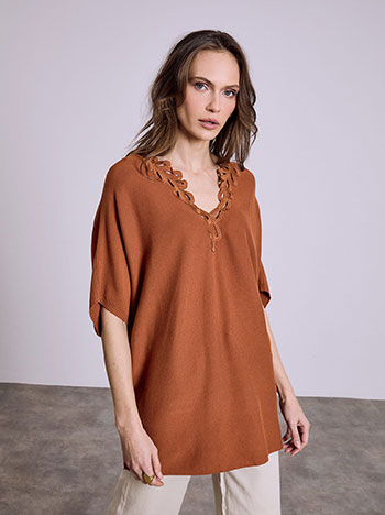 Μπλούζα με κέντημα στη λαιμόκοψη SQ7583.4917+3