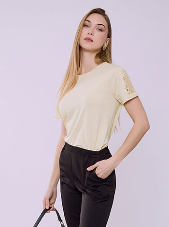 Μπλούζα με δαντέλα και παγιέτες στο μανίκι SQ7616.4927+